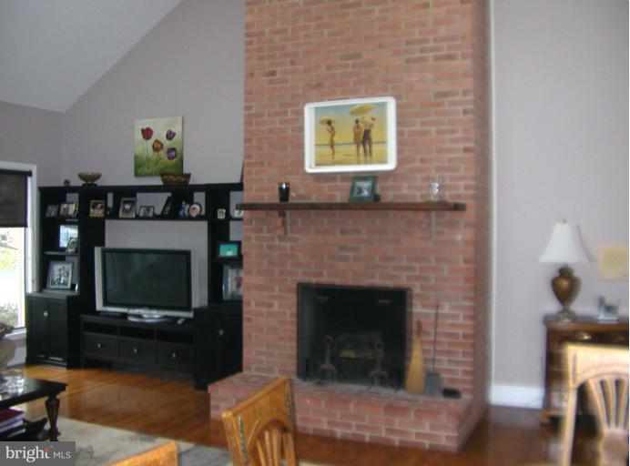 14101 Lewisdale Road Clarksburg, MD 20871 - Photo 12 of 28 Grand room 3