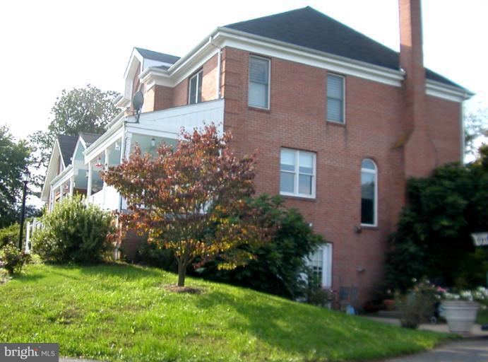 14101 Lewisdale Road Clarksburg, MD 20871 - Photo 7 of 28 Side entrance