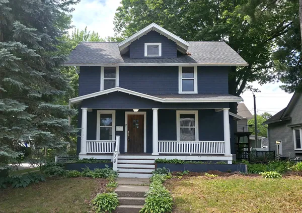 $185,900 | 825 East Central Park Avenue, Davenport, IA 52803