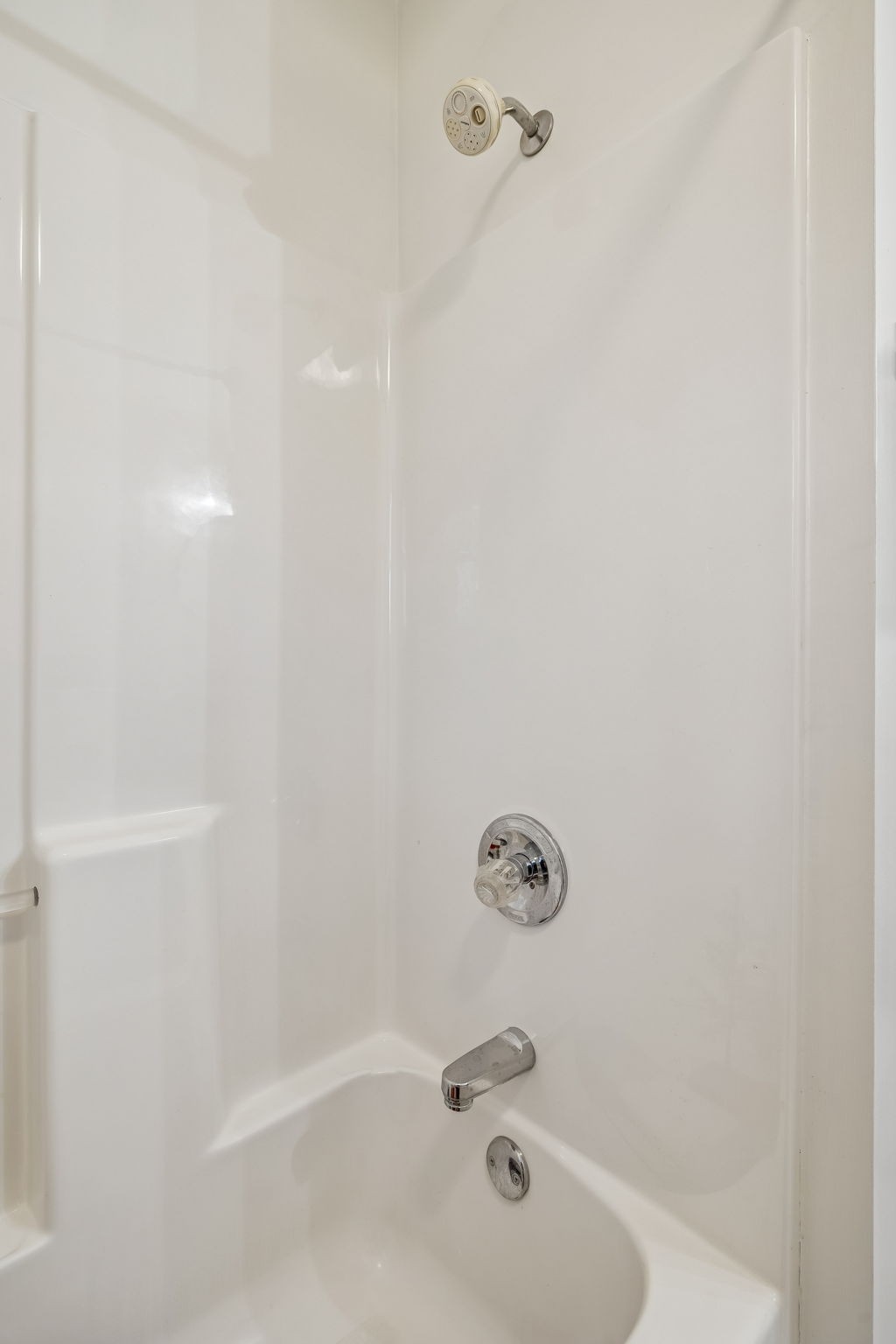 1060 Satterwhite Road Ashland City, TN 37015 - Photo 28 of 38 a bathroom with a bathtub