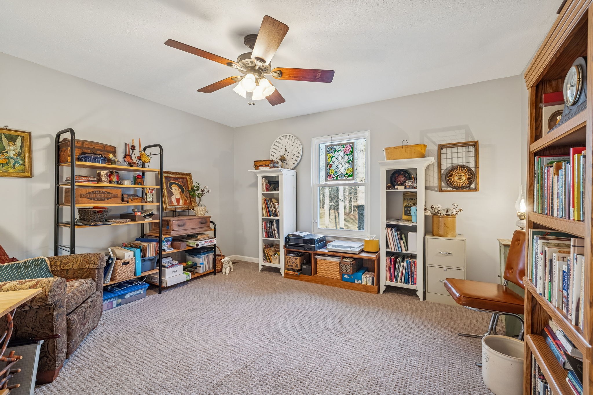 1060 Satterwhite Road Ashland City, TN 37015 - Photo 29 of 38 a living room with furniture and a book shelf