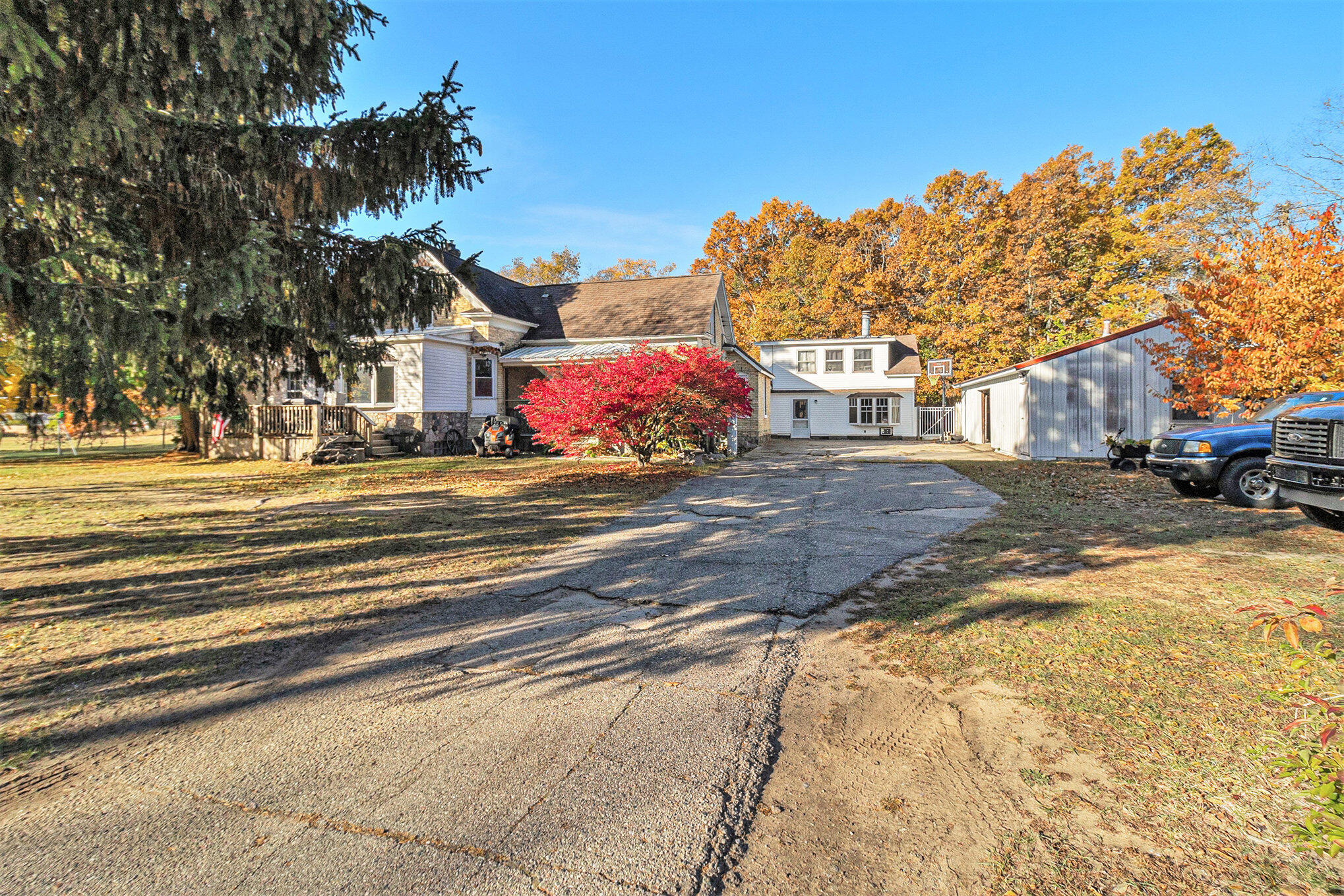 4235 North Weber Road Whitehall, MI 49461 - Photo 7 of 65 Driveway
