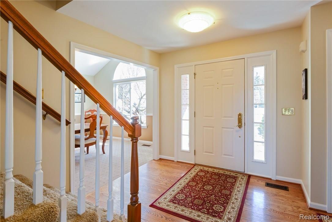 930 Ridgeview Circle Lake Orion, MI 48362 - Photo 6 of 36 CNG_2139Blended.jpg