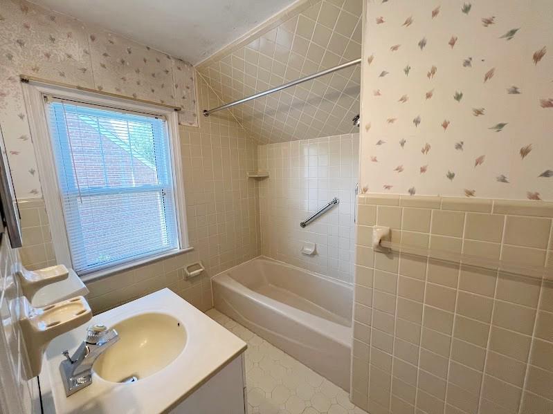 310 Edgemore Road Secane, PA 19018 - Photo 18 of 19 a bathroom with a tub a sink and a mirror