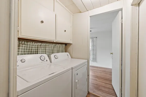 a view of bathroom with washing machine
