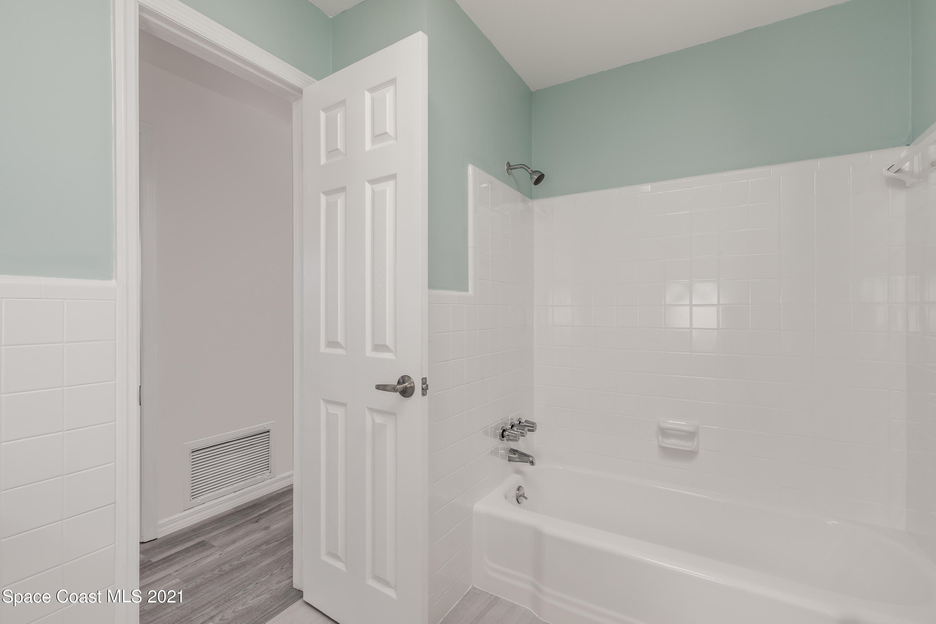640 Java Road Cocoa Beach, FL 32931 - Photo 9 of 18 a bathroom with a bathtub