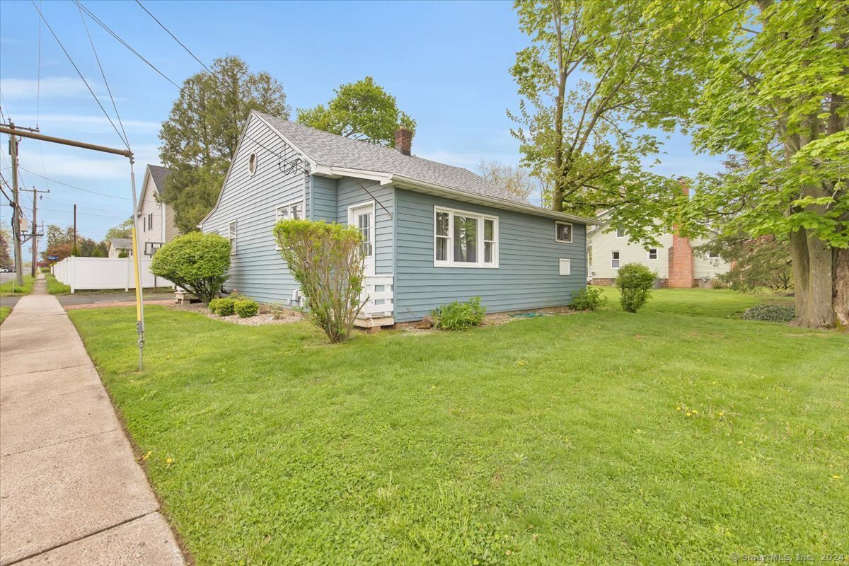 a view of a house with a yard