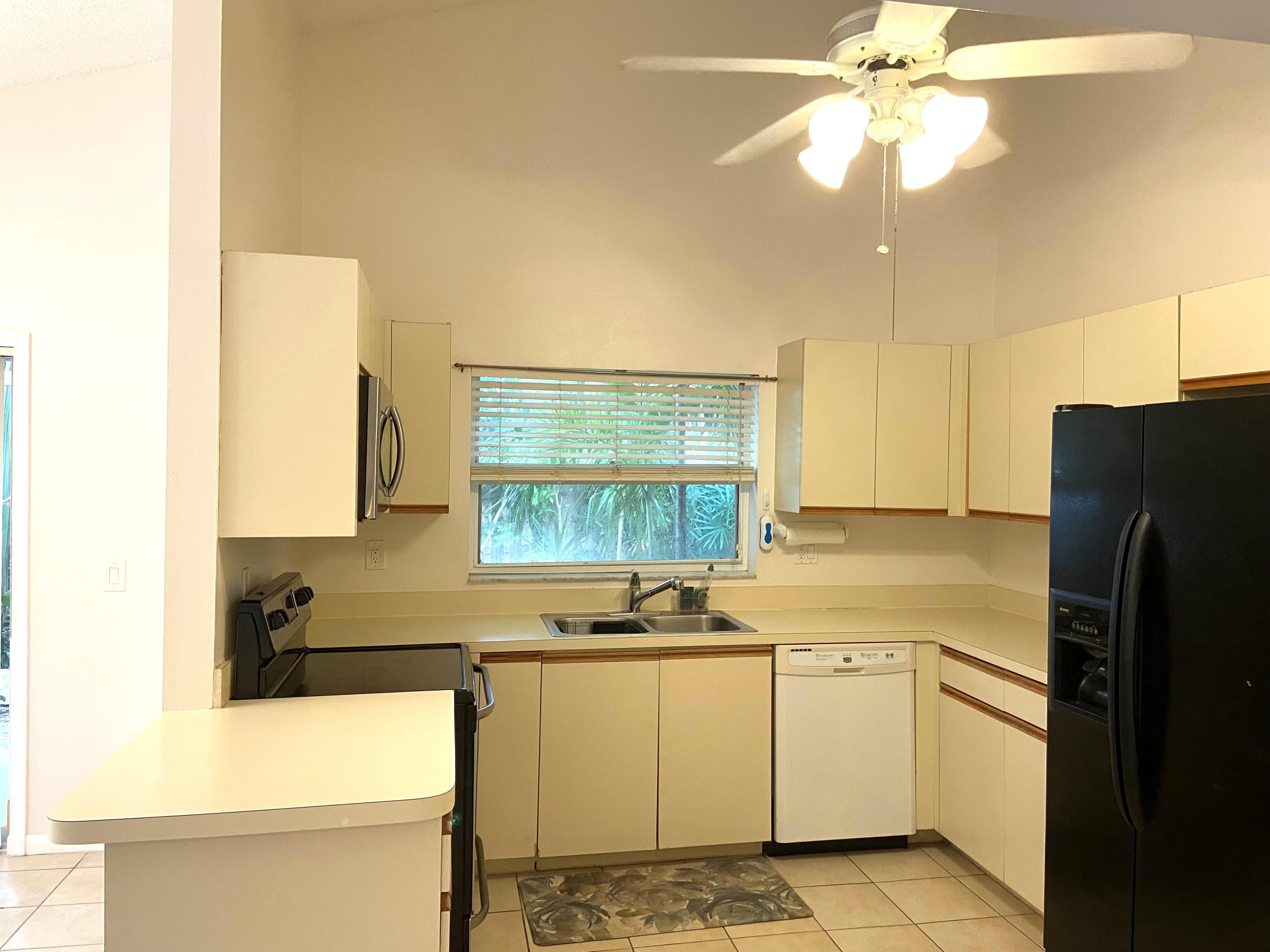 66 Baytree Circle Boynton Beach, FL 33436 - Photo 7 of 24 Spacious Kitchen