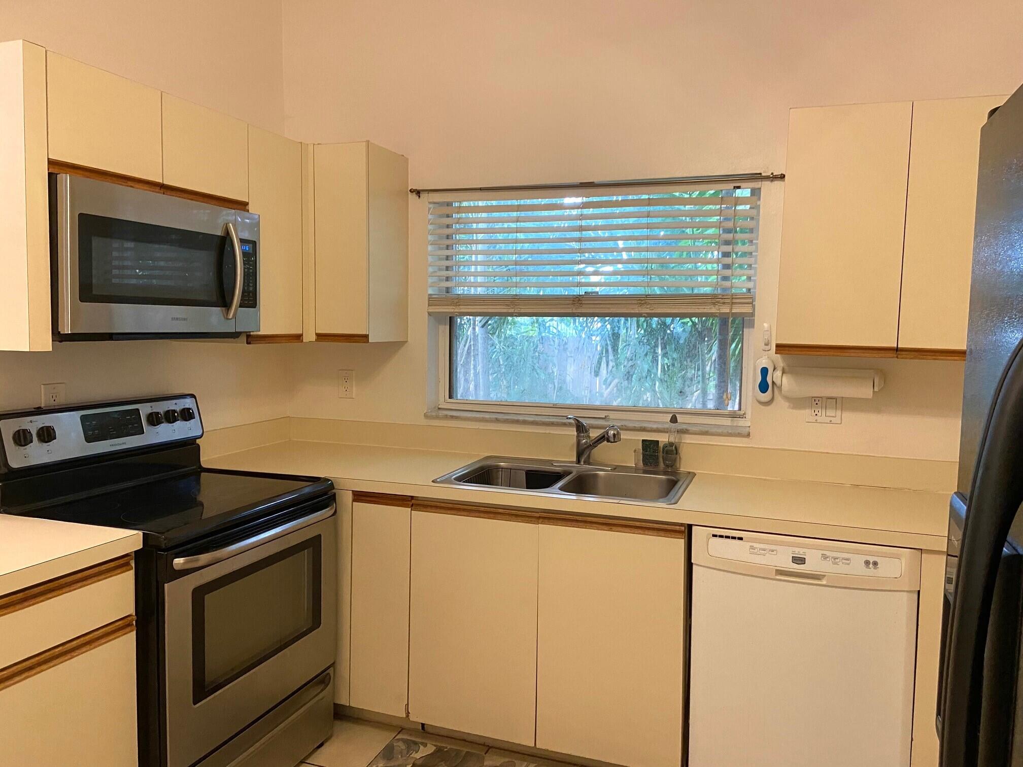 66 Baytree Circle Boynton Beach, FL 33436 - Photo 8 of 24 Kitchen