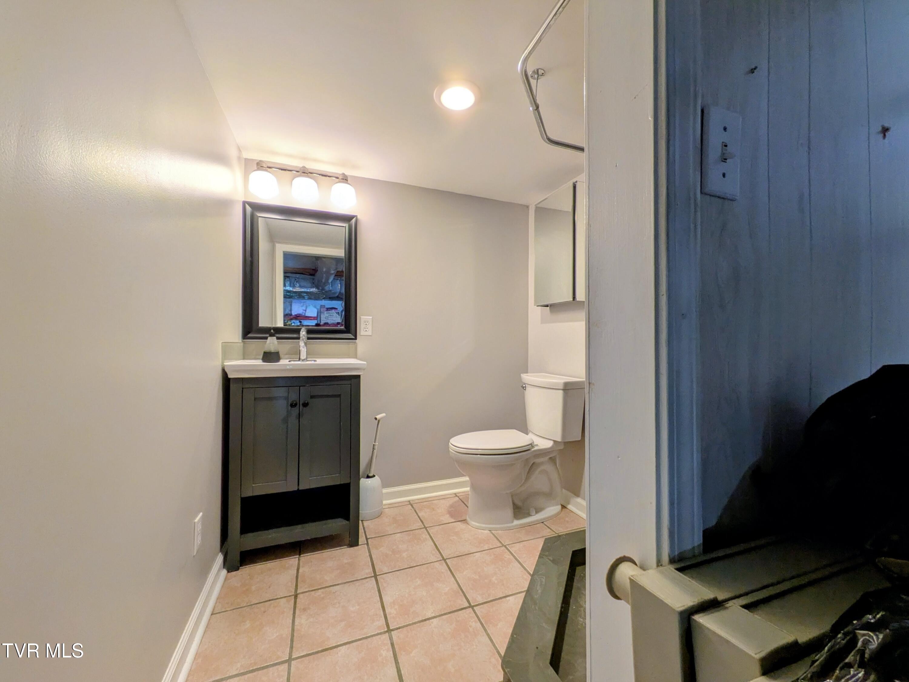 1129 Jackson Hollow Road Kingsport, TN 37663 - Photo 42 of 59 Bathroom2