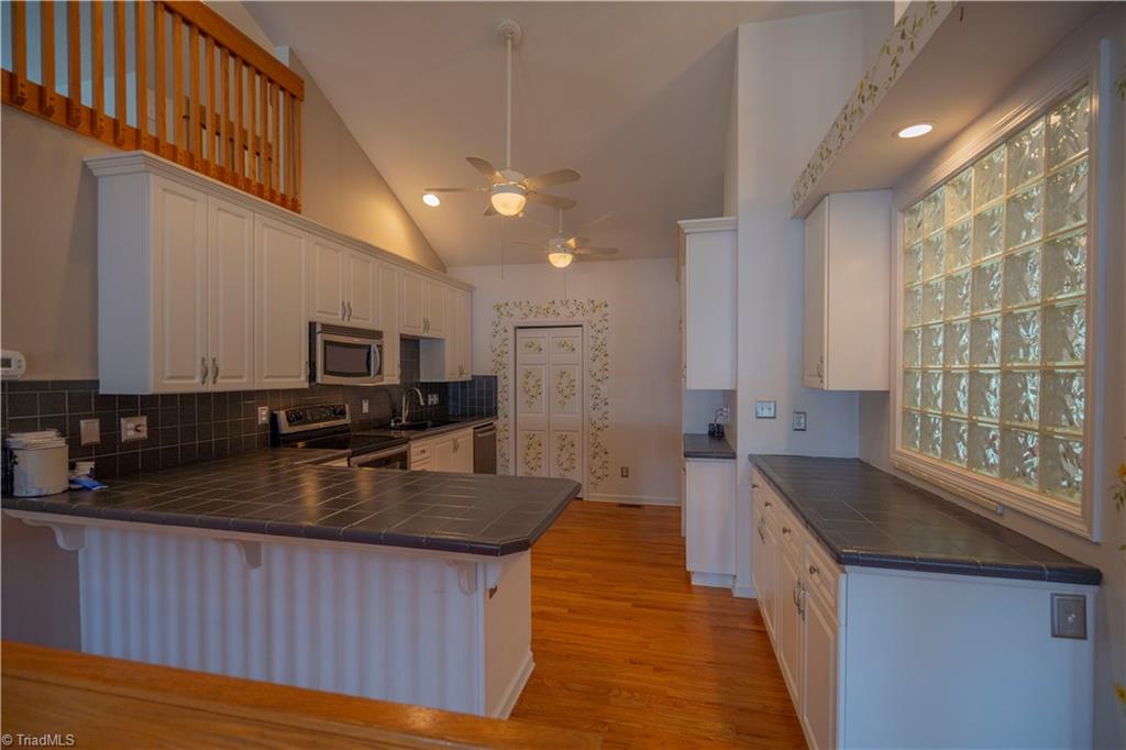 2307 Riverside Drive Lexington, NC 27292 - Photo 18 of 30 Breakfast bar in kitchen