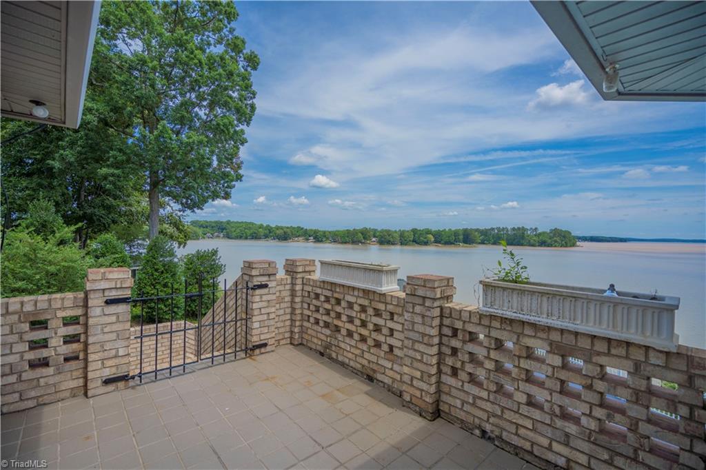 2307 Riverside Drive Lexington, NC 27292 - Photo 8 of 30 Enclosed upper deck off sunroom