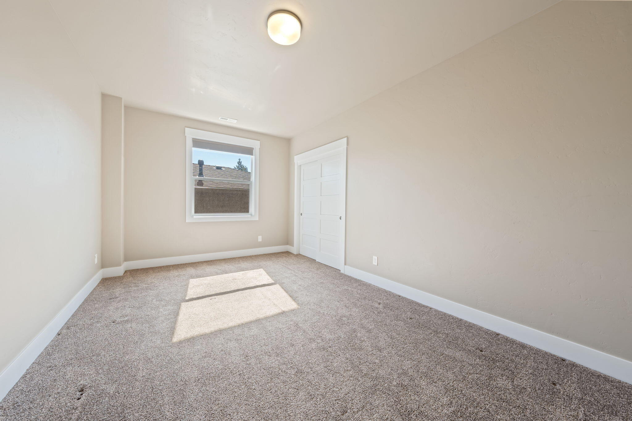 19692 Aspen Ridge Drive Bend, OR 97702 - Photo 28 of 57 Upstairs Guest Bedroom 2