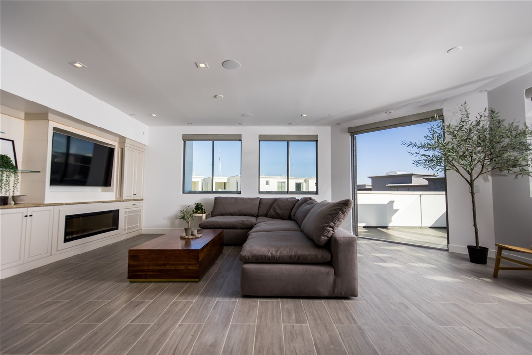 2210 Newport Boulevard, Unit 302 Newport Beach, CA 92663 - Photo 3 of 23