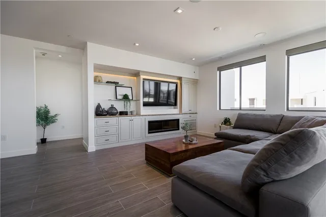 $13,000 | 2210 Newport Boulevard, Unit 302, Newport Beach, CA 92663