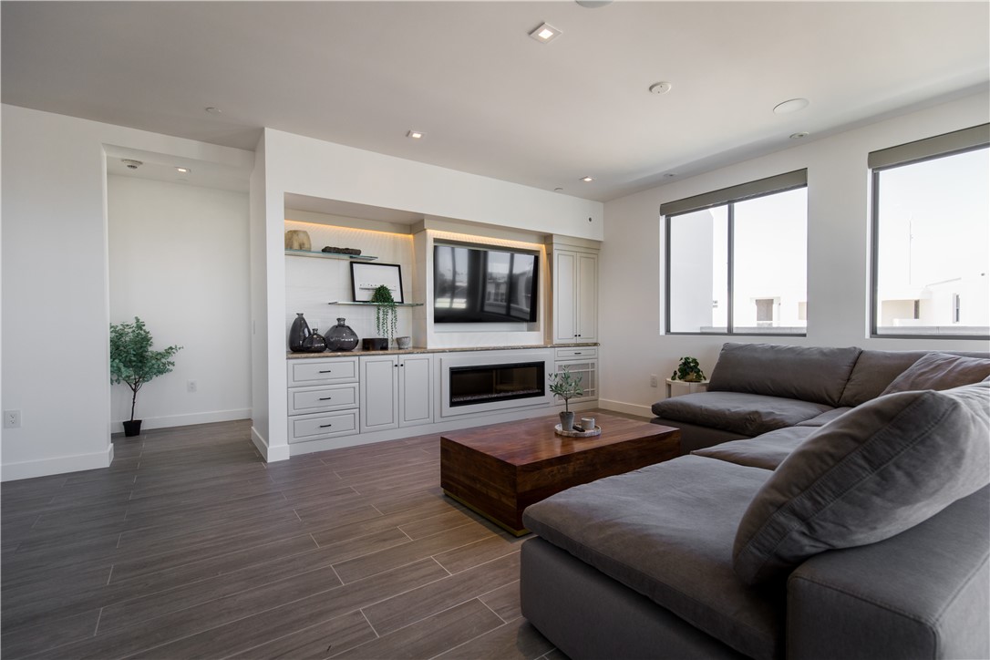 2210 Newport Boulevard, Unit 302 Newport Beach, CA 92663 - Photo 4 of 23