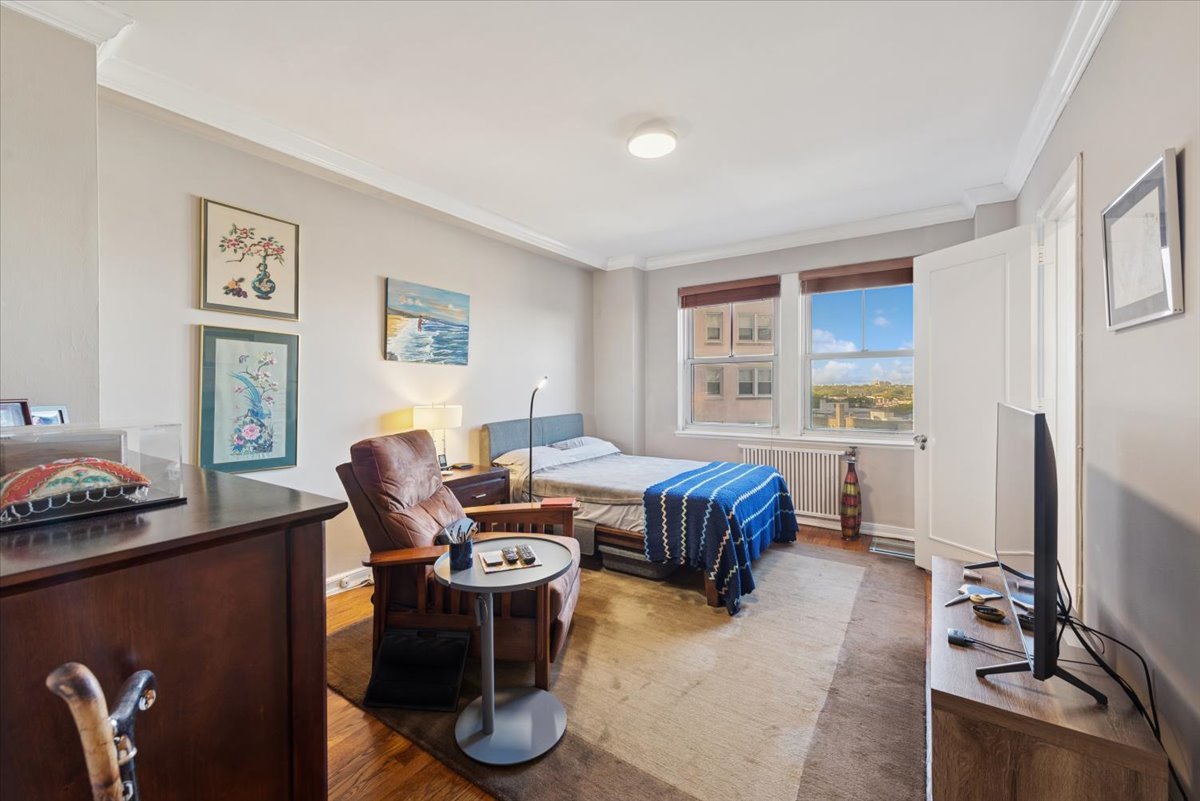 5555 North Sheridan Road, Unit 609 Chicago, IL 60640 - Photo 11 of 24 a bedroom with a bed and a window