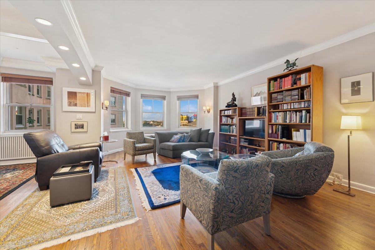 5555 North Sheridan Road, Unit 609 Chicago, IL 60640 - Photo 4 of 24 a living room with furniture and a wooden floor