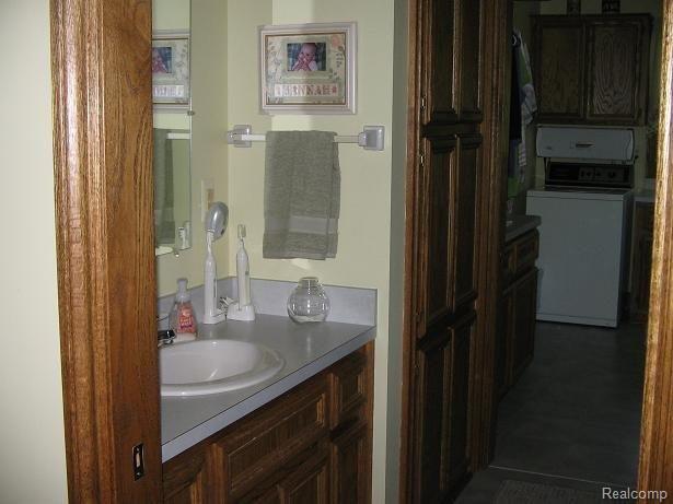 22 West Predmore Road Oakland, MI 48363 - Photo 15 of 16 bath off laundry.JPG
