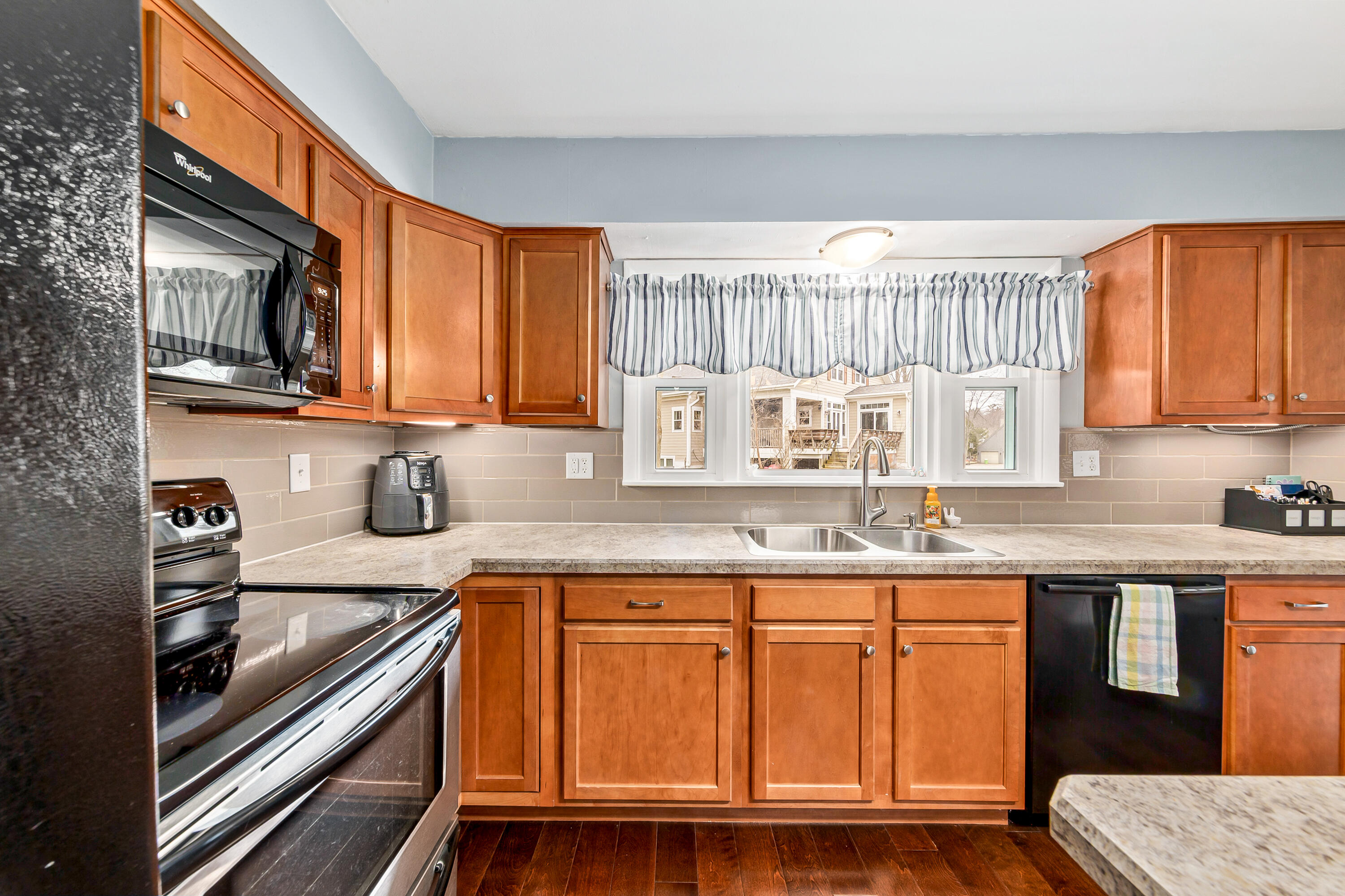 N20W28482 Oakton Road Pewaukee, WI 53072 - Photo 13 of 55 Modern Kitchen layout
