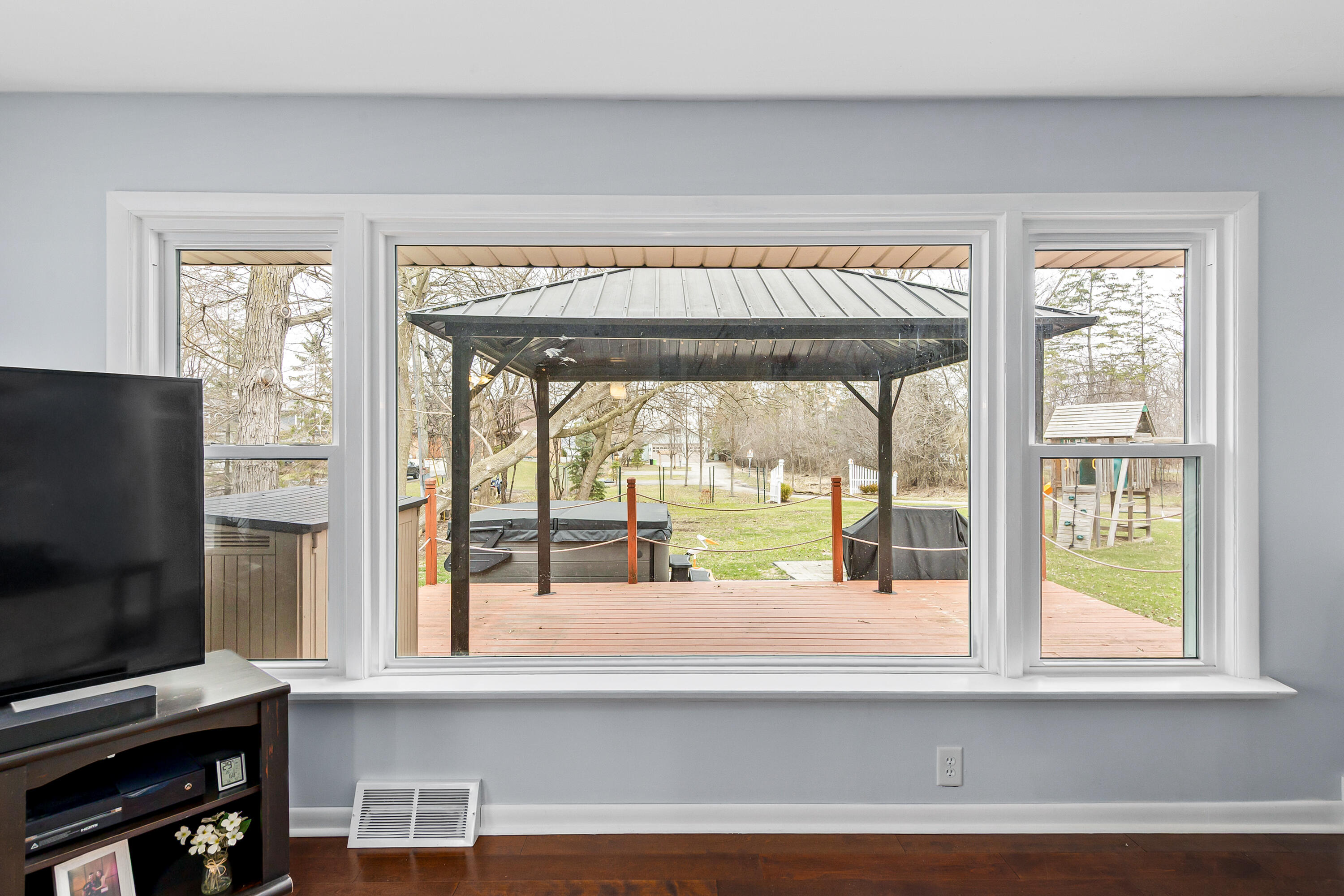 N20W28482 Oakton Road Pewaukee, WI 53072 - Photo 19 of 55 Sunlit window