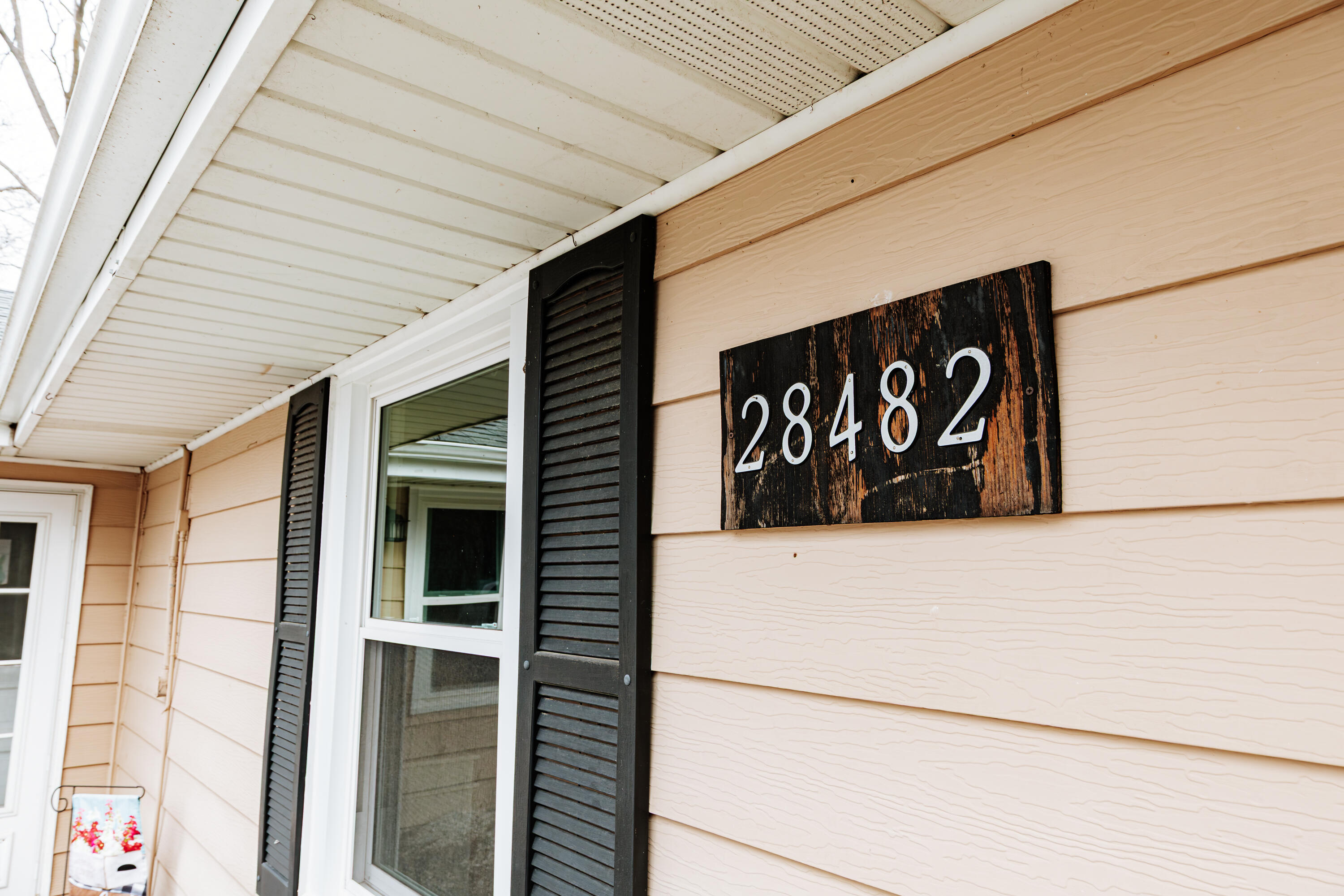 N20W28482 Oakton Road Pewaukee, WI 53072 - Photo 2 of 55 Welcoming front entrance