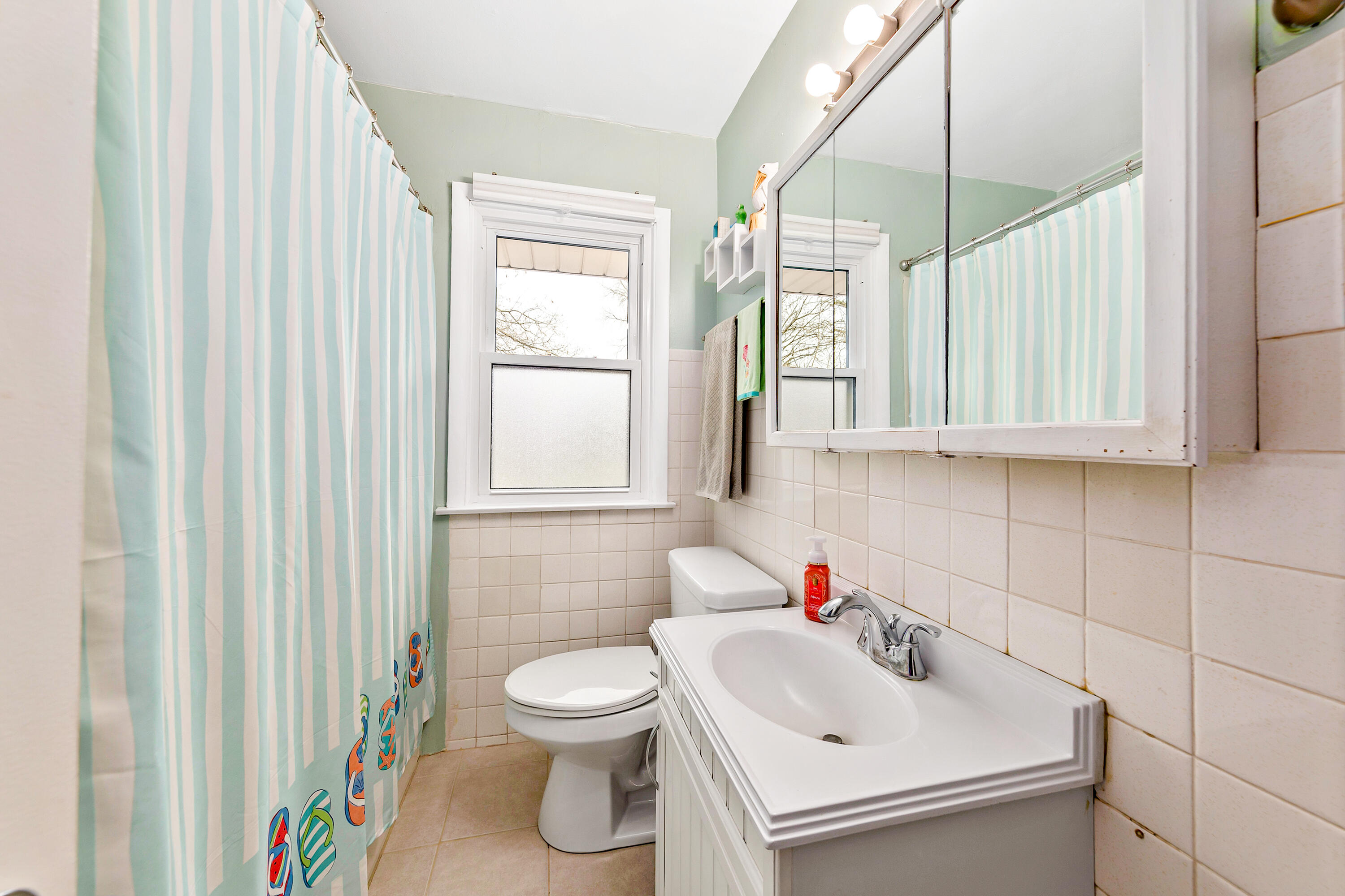 N20W28482 Oakton Road Pewaukee, WI 53072 - Photo 27 of 55 Updated Full Bathroom