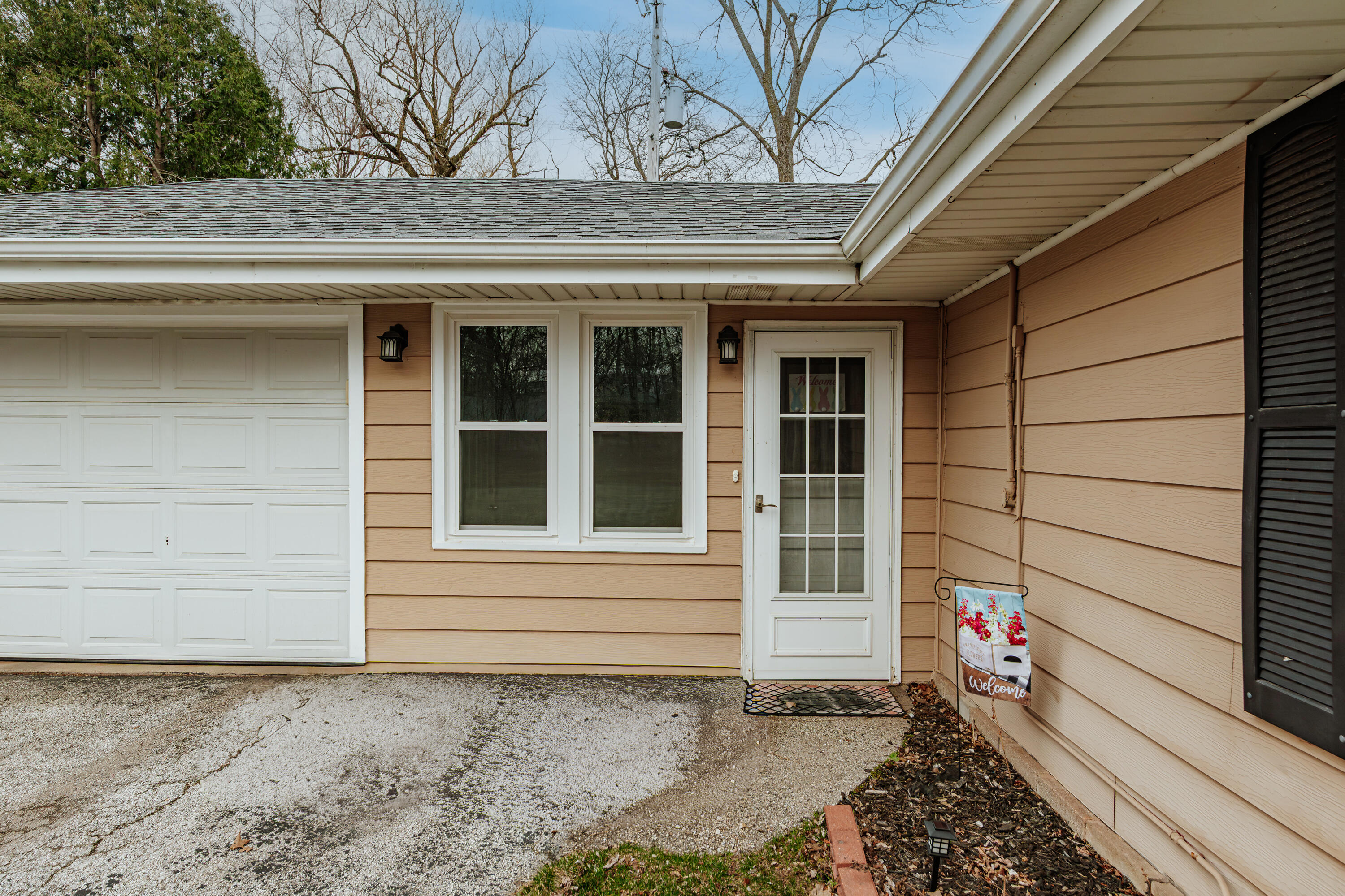N20W28482 Oakton Road Pewaukee, WI 53072 - Photo 7 of 55 Entryway welcomes you home