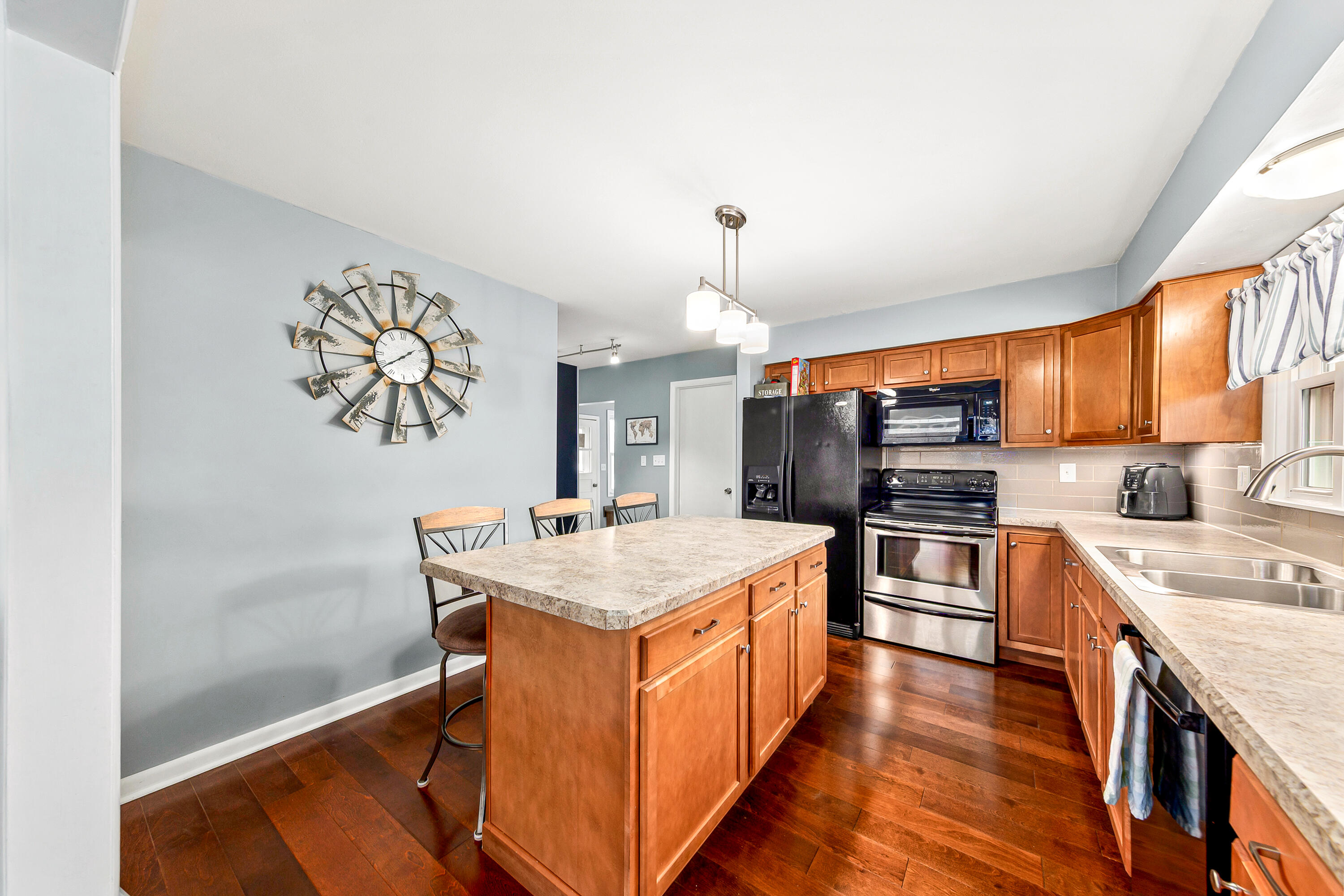N20W28482 Oakton Road Pewaukee, WI 53072 - Photo 10 of 55 Kitchen ready for entertaining