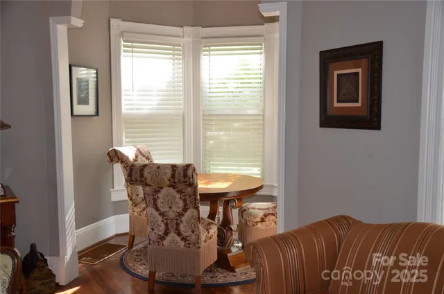 a view of a livingroom with furniture