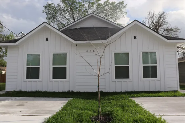 a view of front of house with a yard