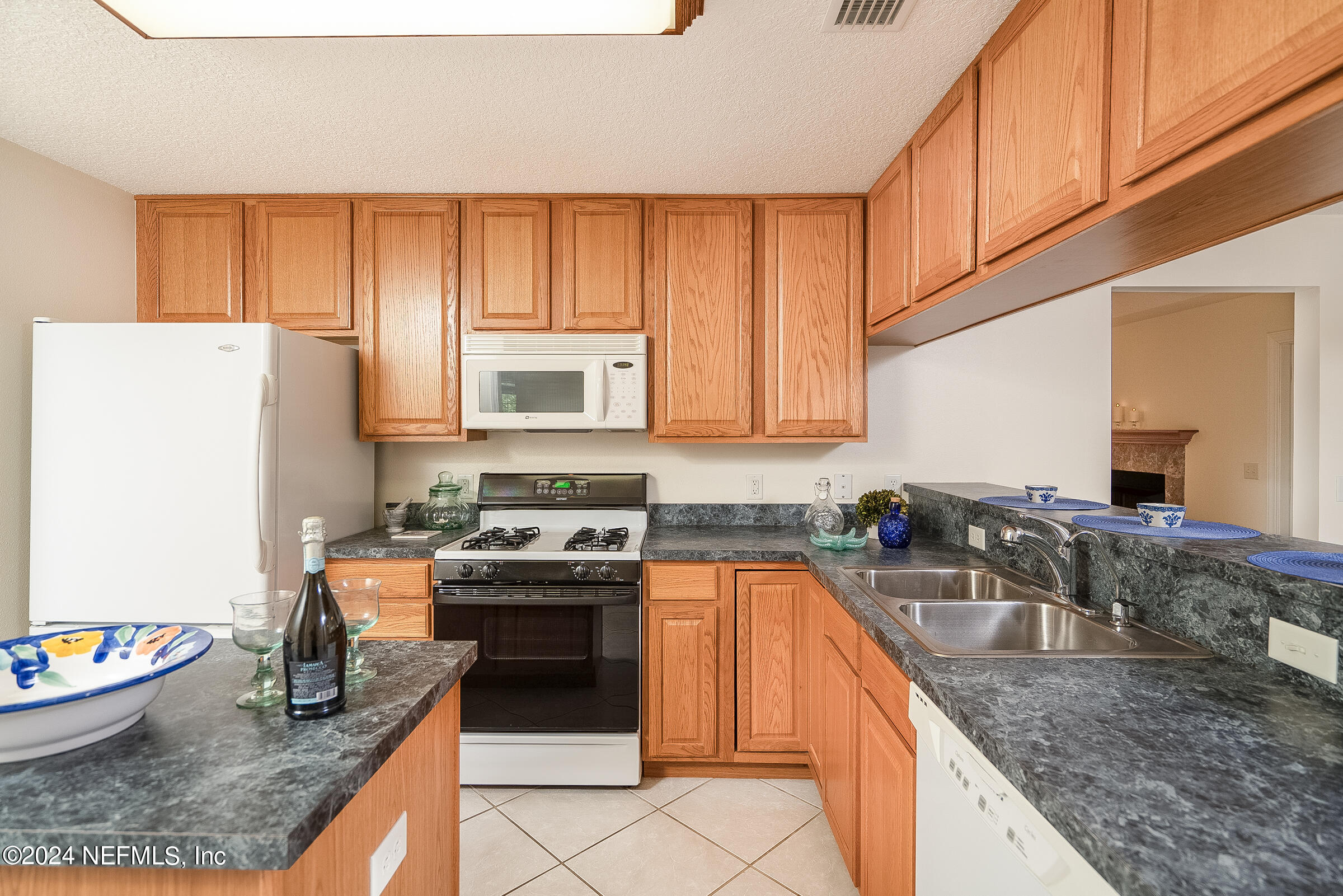 8190 Morrison Road Hastings, FL 32145 - Photo 13 of 58 Kitchen w island
