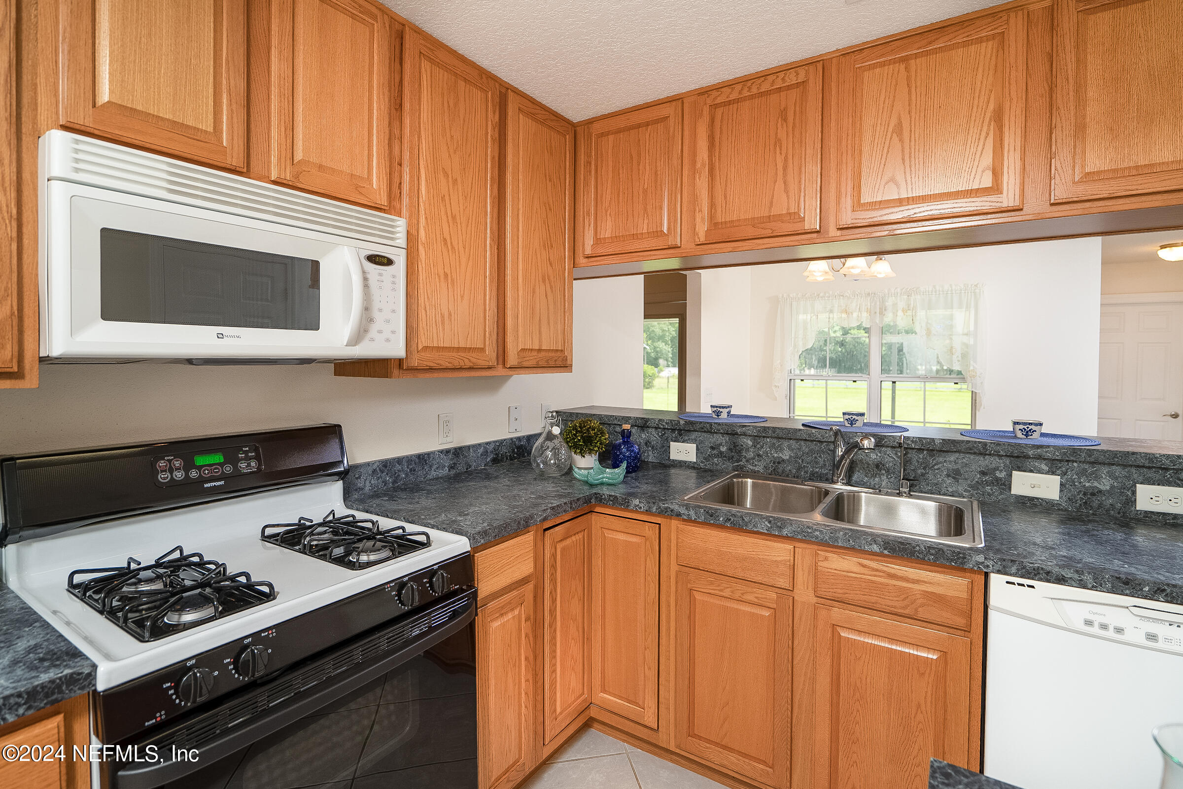 8190 Morrison Road Hastings, FL 32145 - Photo 14 of 58 Gas range/ bar area