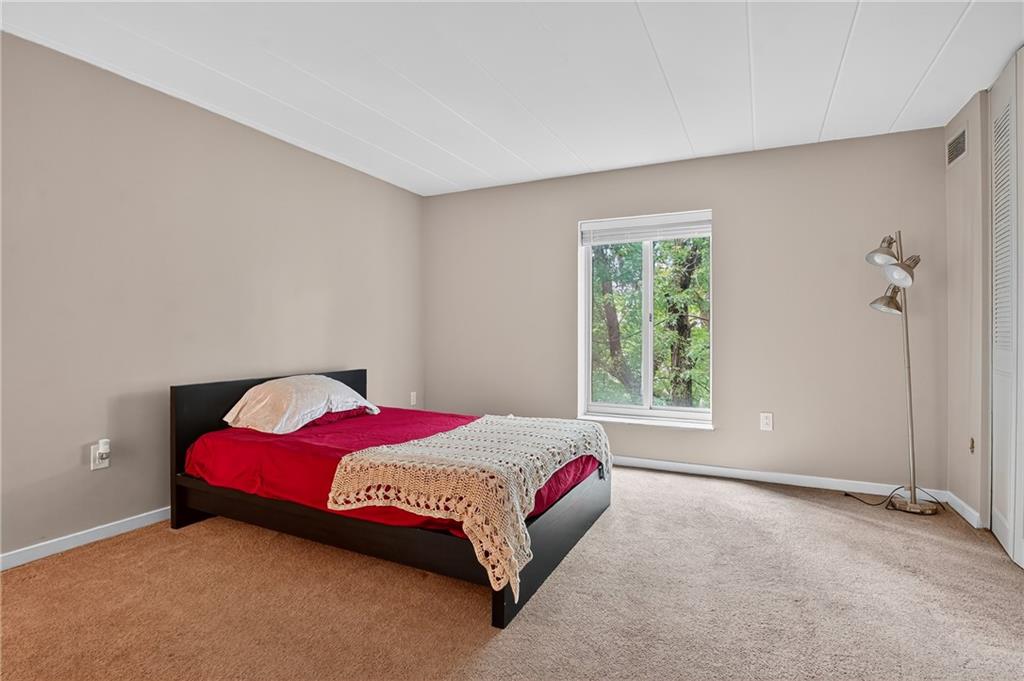 5 Bayard Road, Unit 500 Pittsburgh, PA 15213 - Photo 20 of 45 a bedroom with a bed and window