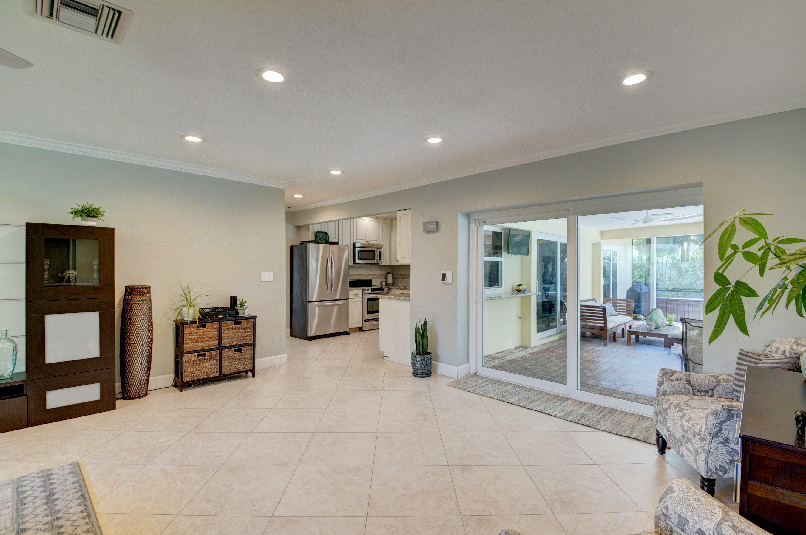 617 Northwest 10th Court Boca Raton, FL 33486 - Photo 25 of 54 Family room