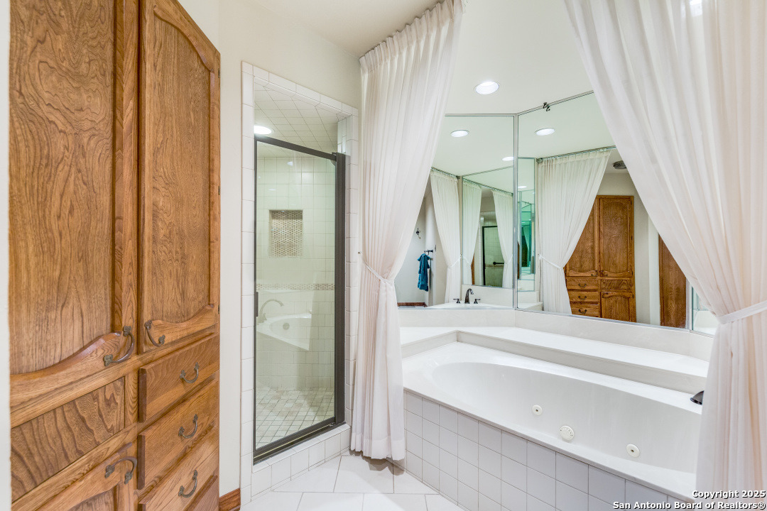 122 Cliffdwellers Path Boerne, TX 78006 - Photo 16 of 35 a bathroom with a bathtub and a sink