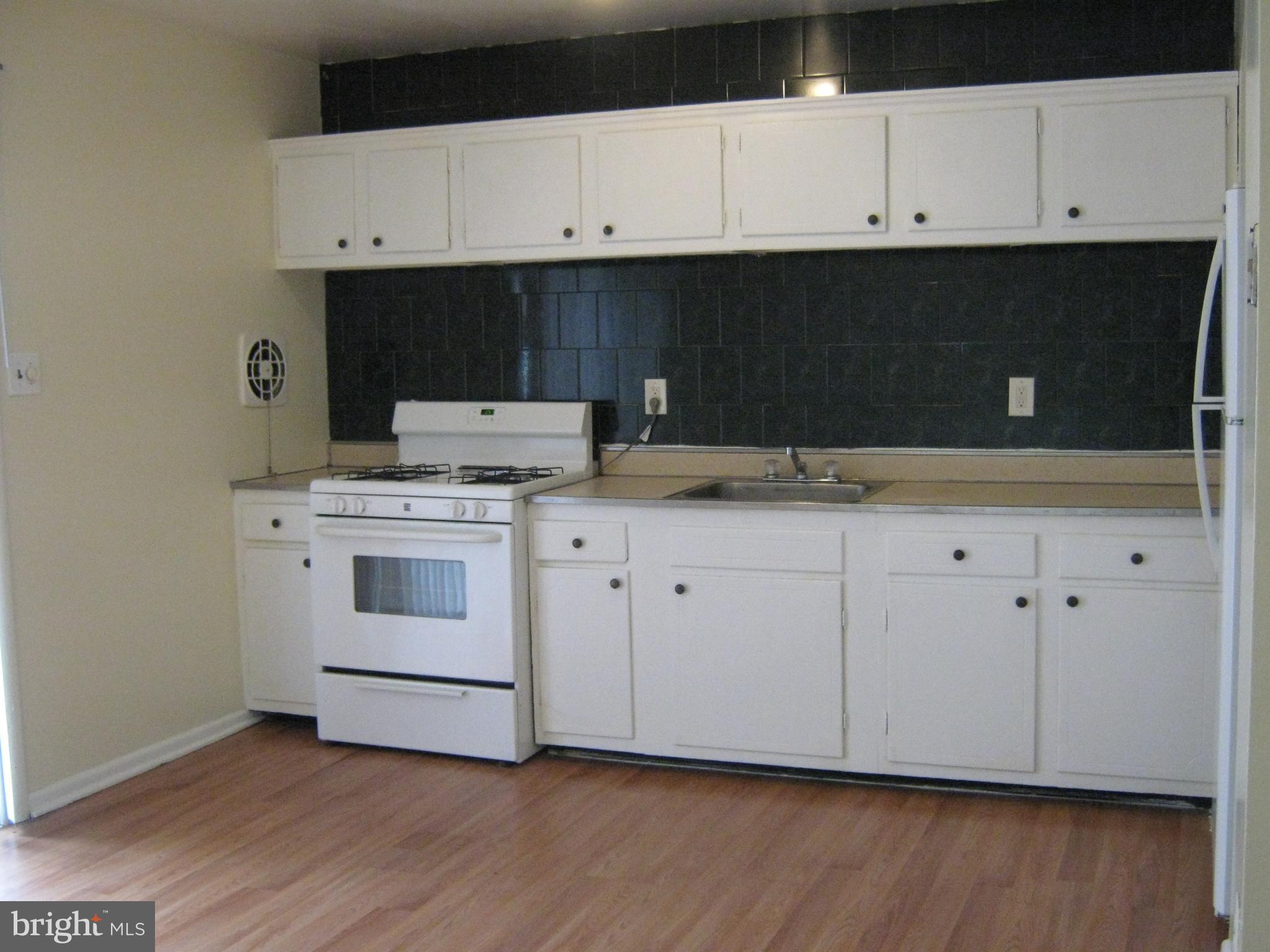 4818 Melbourne Road Baltimore, MD 21229 - Photo 2 of 28