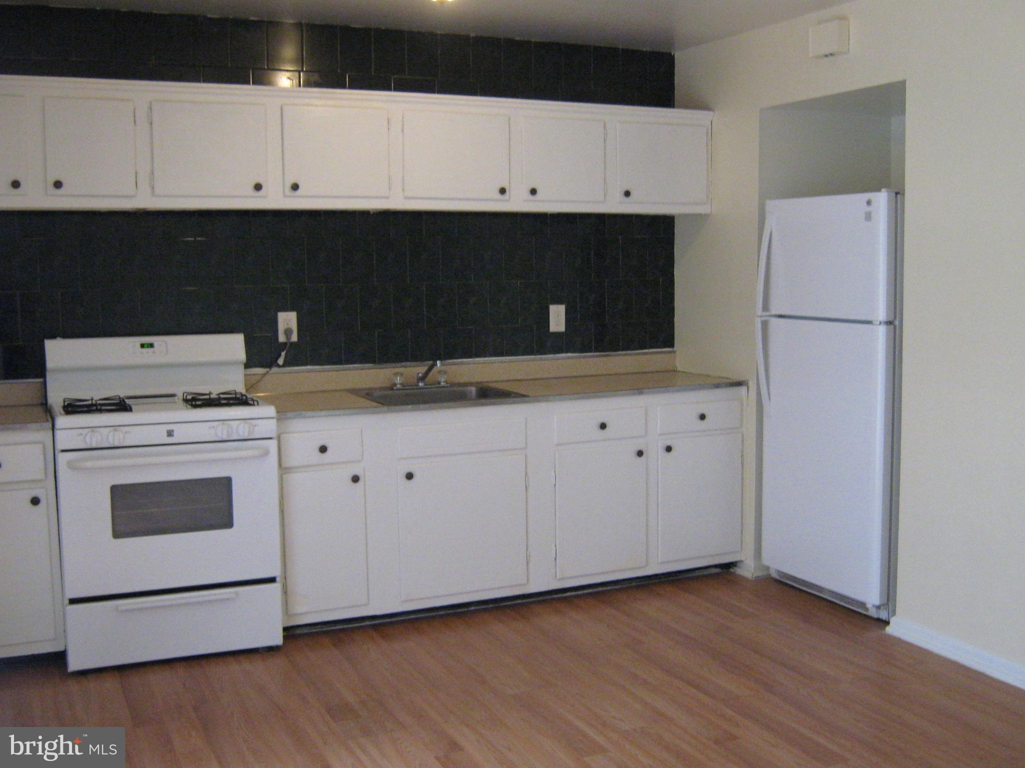 4818 Melbourne Road Baltimore, MD 21229 - Photo 3 of 28