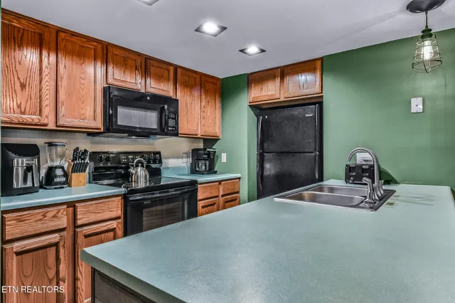 $579,900 | 1819 West Arolla Court, Gatlinburg, TN 37738