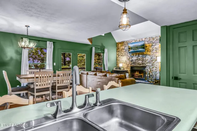 $579,900 | 1819 West Arolla Court, Gatlinburg, TN 37738