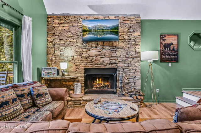 $579,900 | 1819 West Arolla Court, Gatlinburg, TN 37738