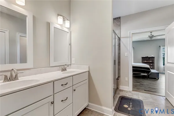 a en suite bathroom with a sink and a mirror
