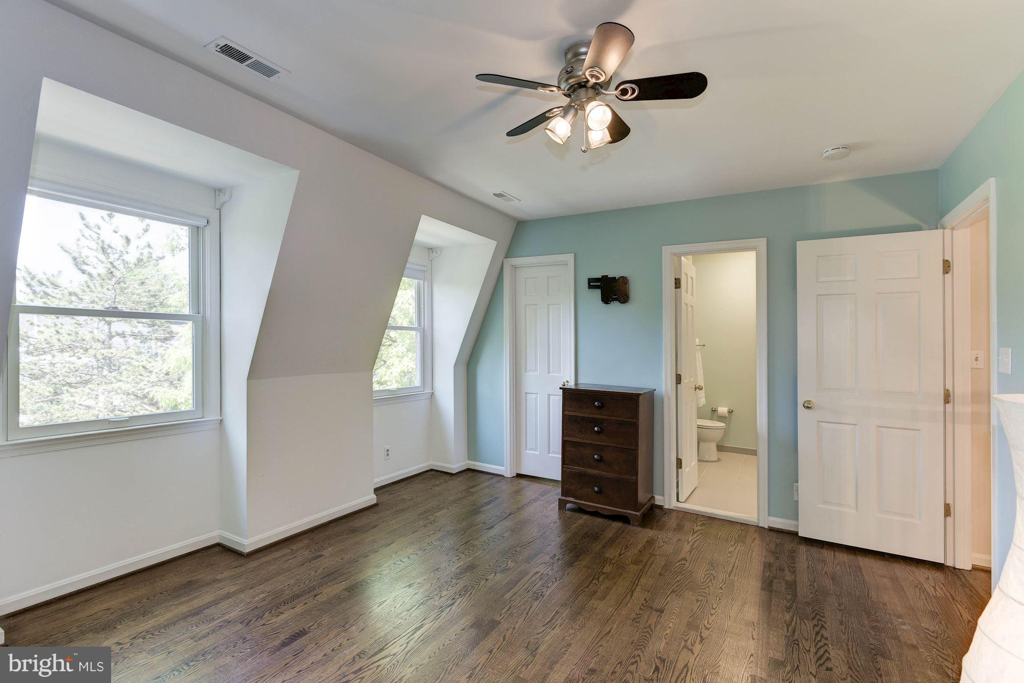 2309 North Glebe Road Arlington, VA 22207 - Photo 20 of 27 Bedroom 3; closet left door, BA to the right