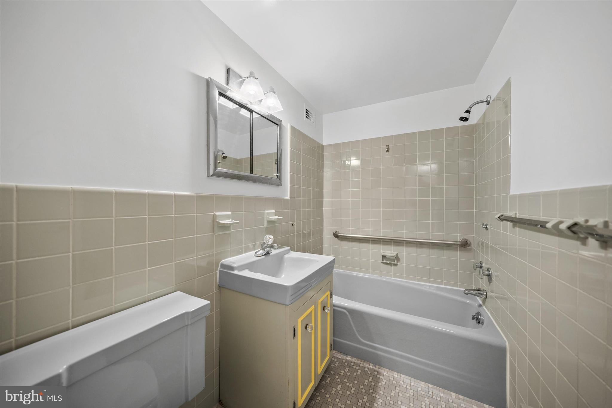 3900 Watson Place Northwest, Unit 3FA Washington, DC 20016 - Photo 12 of 16 En Suite Primary Bathroom