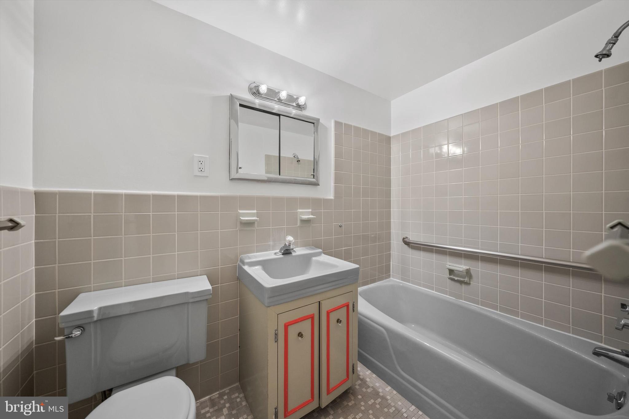 3900 Watson Place Northwest, Unit 3FA Washington, DC 20016 - Photo 15 of 16 Full Bathroom