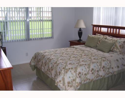 4 Mansfield B, Unit 4 Boca Raton, FL 33434 - Photo 5 of 5 Master Bedroom
