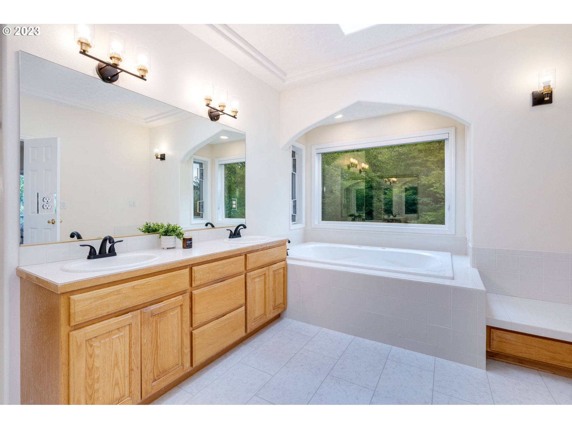 2842 Southeast Morlan Place Gresham, OR 97080 - Photo 20 of 46 a bathroom with a tub a sink and mirror