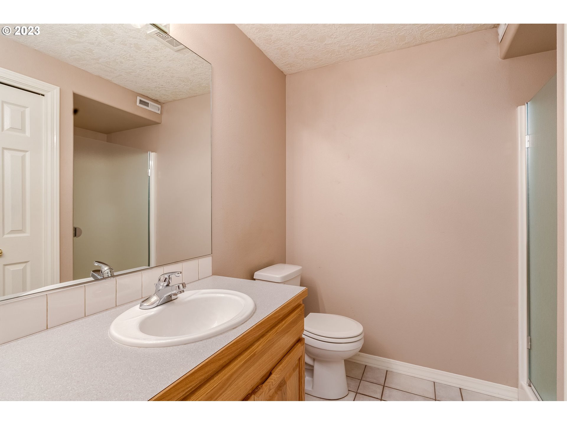 2842 Southeast Morlan Place Gresham, OR 97080 - Photo 31 of 46 a bathroom with a toilet a sink and mirror