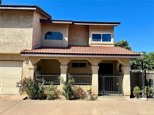 a front view of house with yard