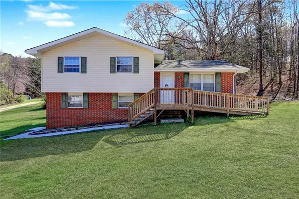 a view of a house with a yard